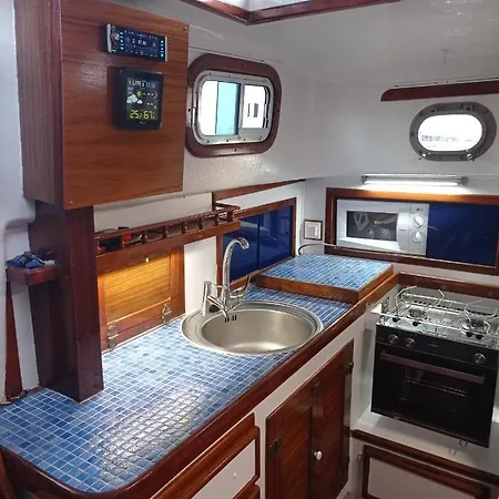 Hotel en barco Spacious And Cozy Caribbean Boat In Barcelona With Tour Option *