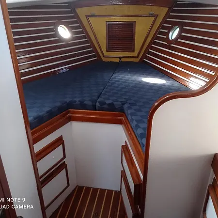 Botel Spacious And Cozy Caribbean Boat In Barcelona With Tour Option