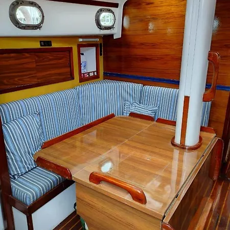 Botel Spacious And Cozy Caribbean Boat In Barcelona With Tour Option
