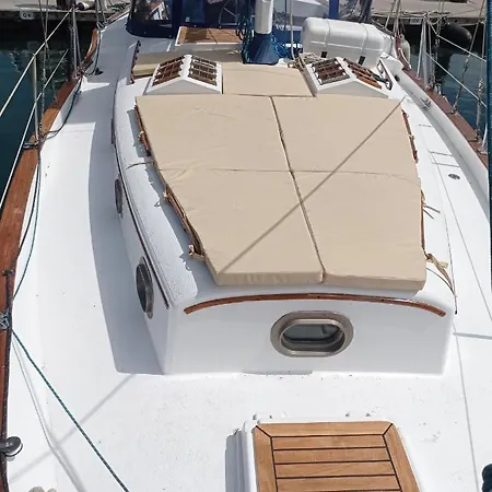 Spacious And Cozy Caribbean Boat In Barcelona With Tour Option Hotel en barco