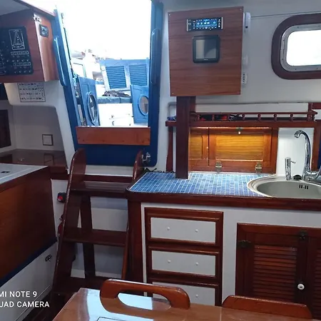 Spacious And Cozy Caribbean Boat In Barcelona With Tour Option Hotel en barco *