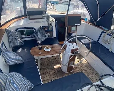 Hotel en barco Spacious And Cozy Caribbean Boat In Barcelona With Tour Option Sant Adrià de Besòs