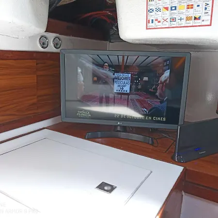 Spacious And Cozy Caribbean Boat In Barcelona With Tour Option Botel