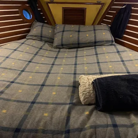 Spacious And Cozy Caribbean Boat In Barcelona With Tour Option Hotel en barco