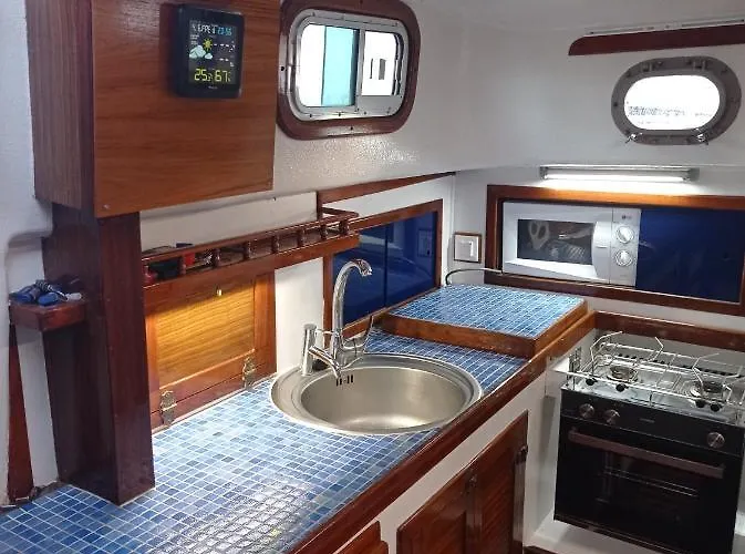 Botel Spacious And Cozy Caribbean Boat In Barcelona With Tour Option *