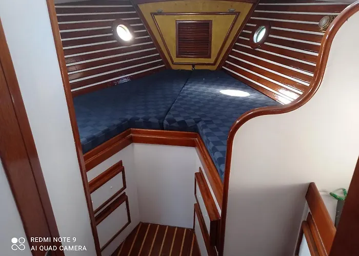 Botel Spacious And Cozy Caribbean Boat In Barcelona With Tour Option