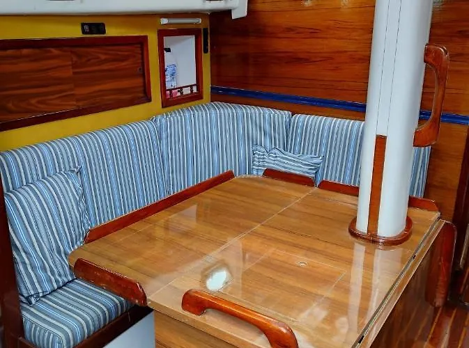 Botel Spacious And Cozy Caribbean Boat In Barcelona With Tour Option