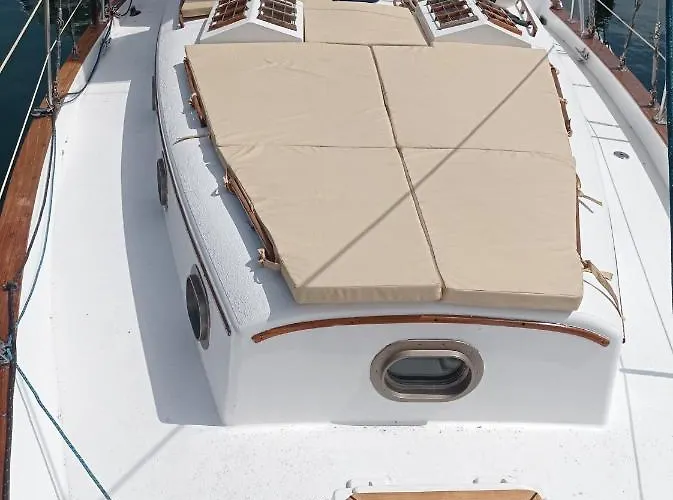 Spacious And Cozy Caribbean Boat In Barcelona With Tour Option Botel