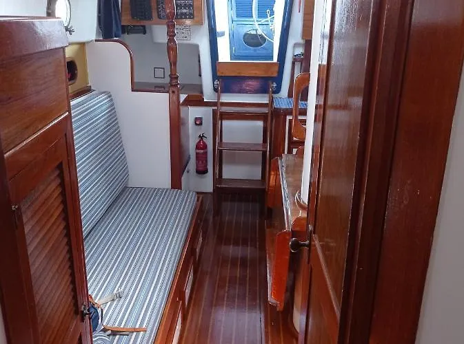 Spacious And Cozy Caribbean Boat In Barcelona With Tour Option *