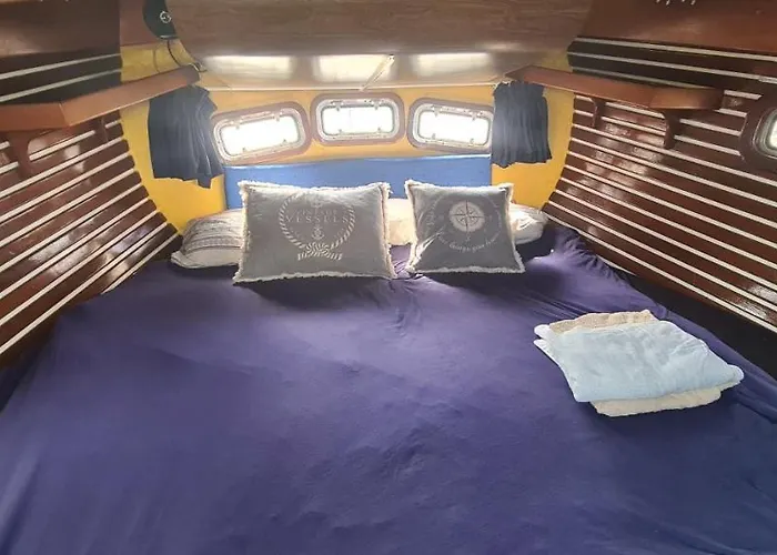 Spacious And Cozy Caribbean Boat In Barcelona With Tour Option *