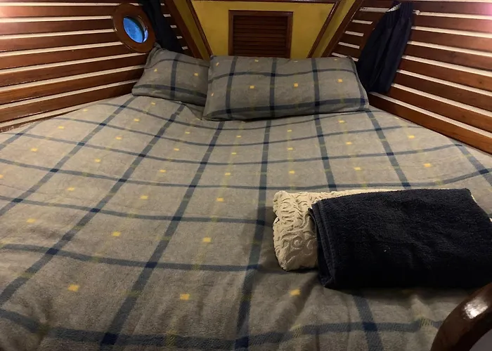 Spacious And Cozy Caribbean Boat In Barcelona With Tour Option Botel